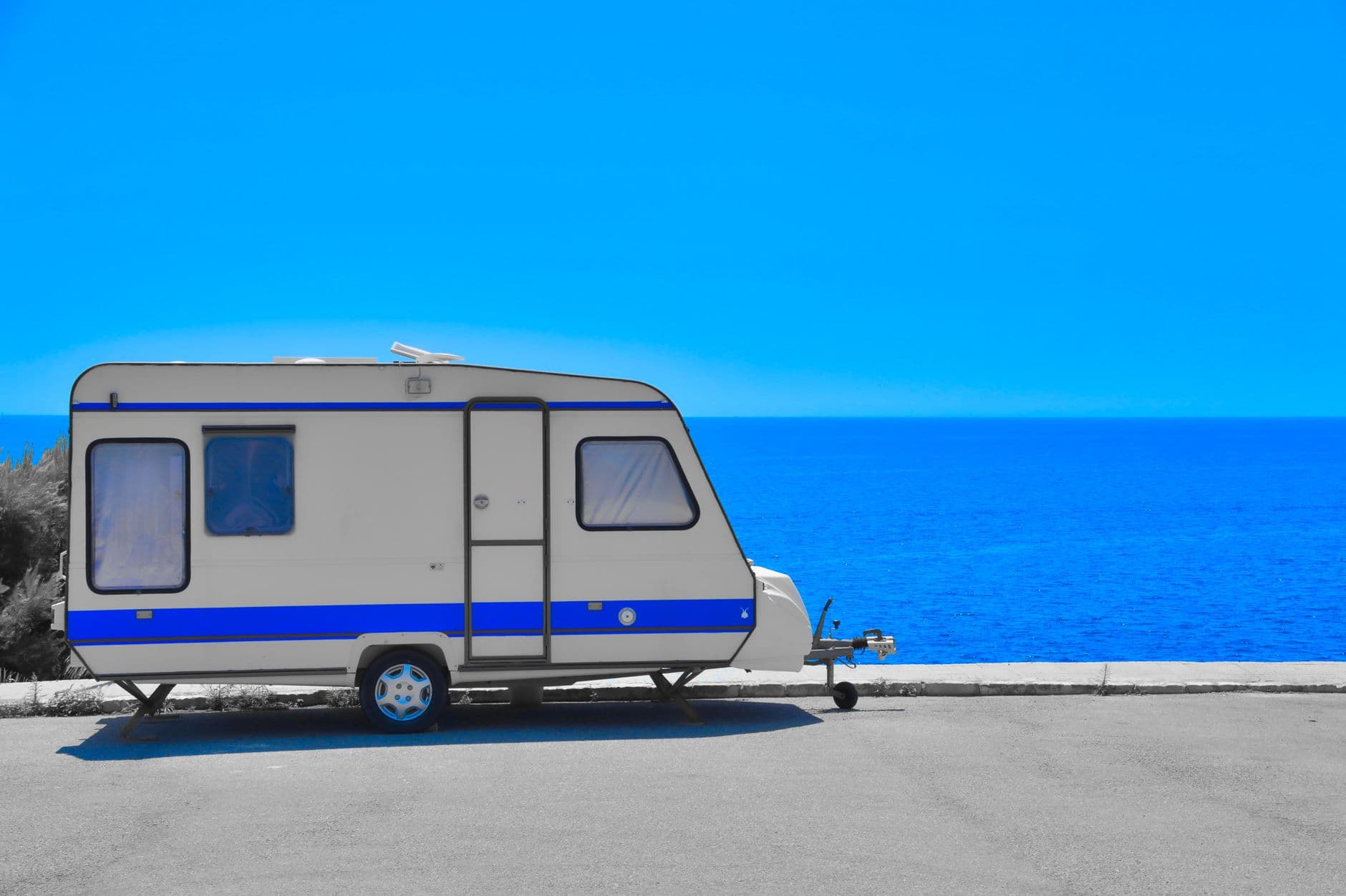 Een Benimar-achtige mobilhome onderweg, klaar voor overname door een opkoper.