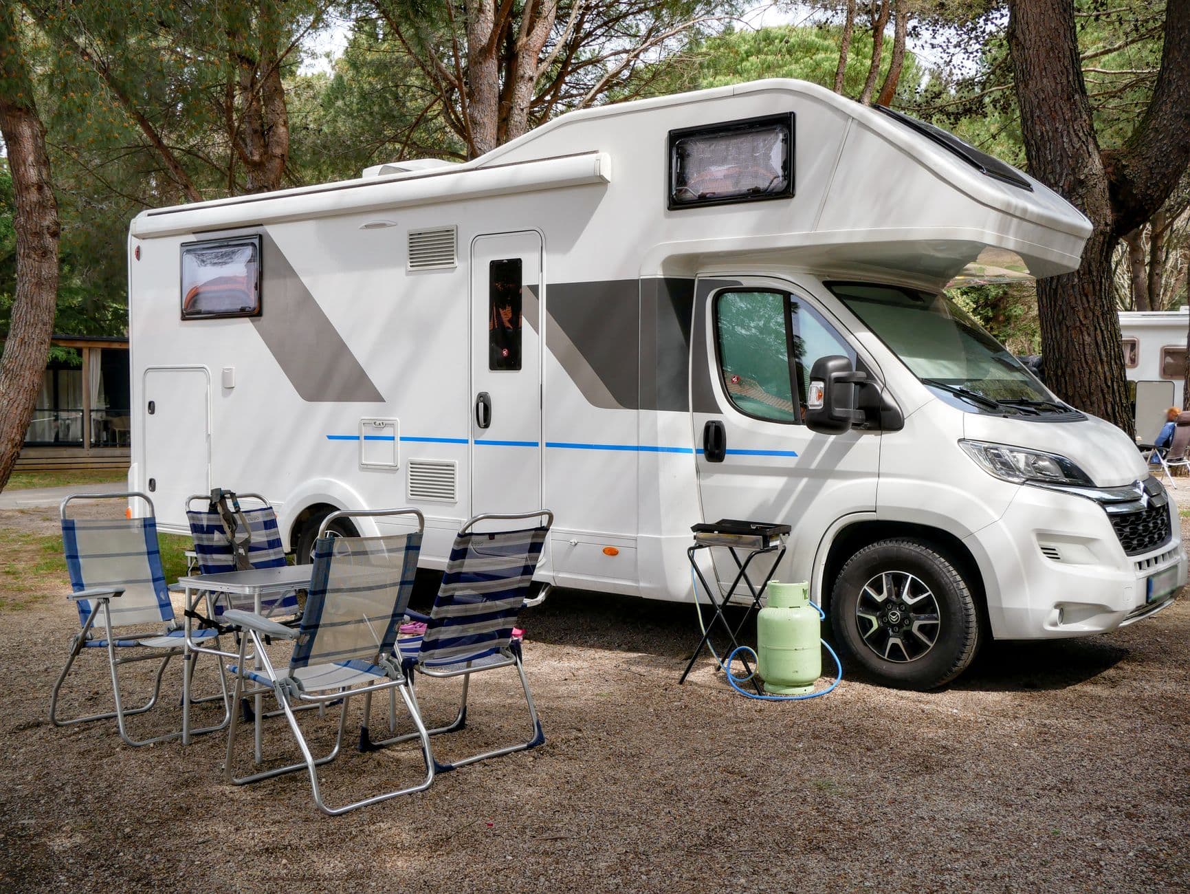 Een Bürstner-achtige mobilhome onderweg, klaar voor overname door een opkoper.