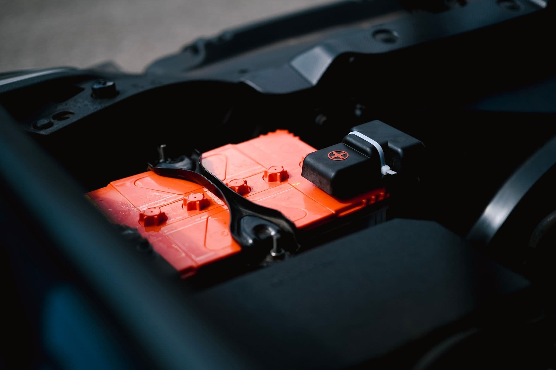 De technische ruimte van een camper met batterij en bekabeling.