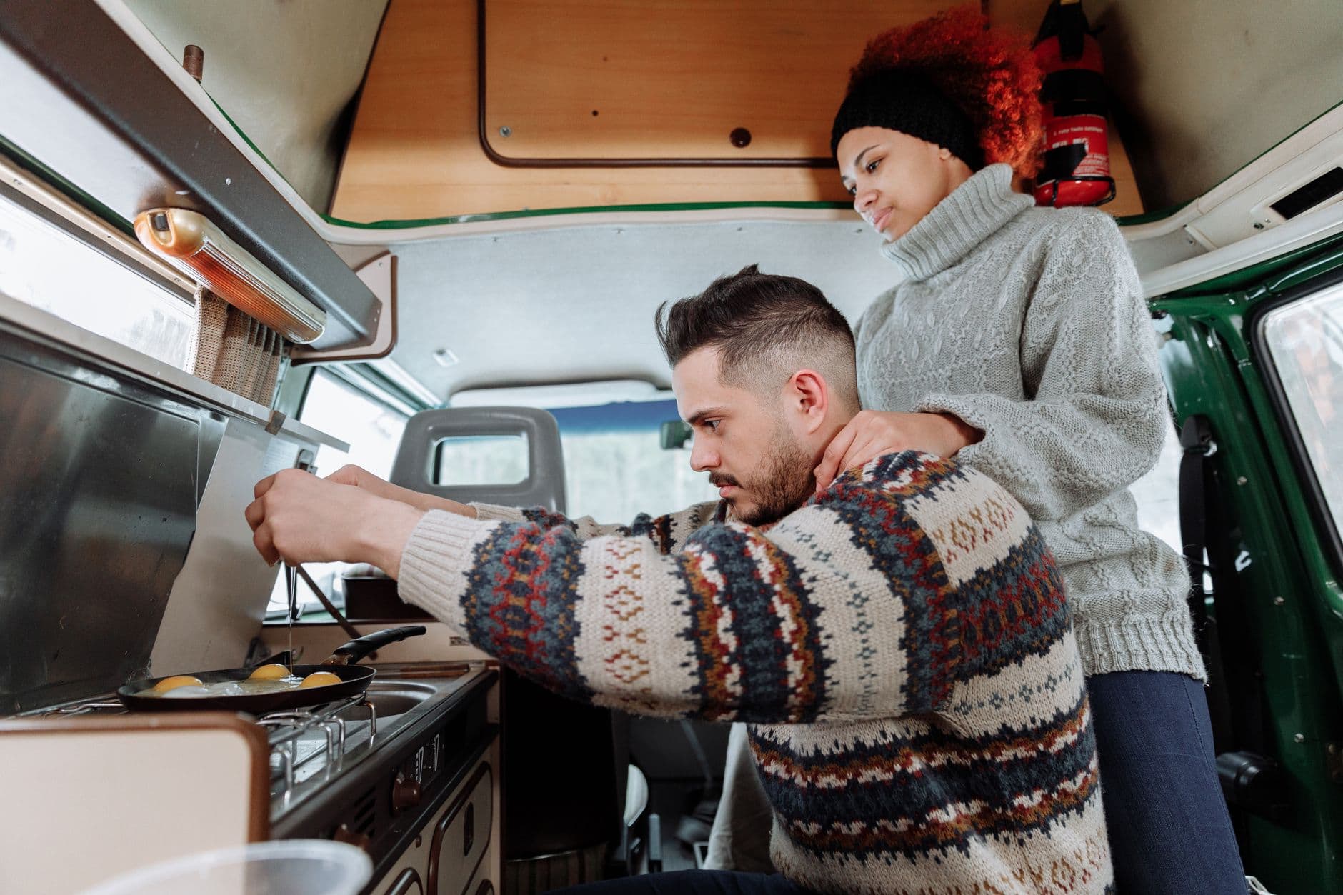 Un technicien vérifie un chauffe-eau de camping-car qui ne donne pas d'eau chaude