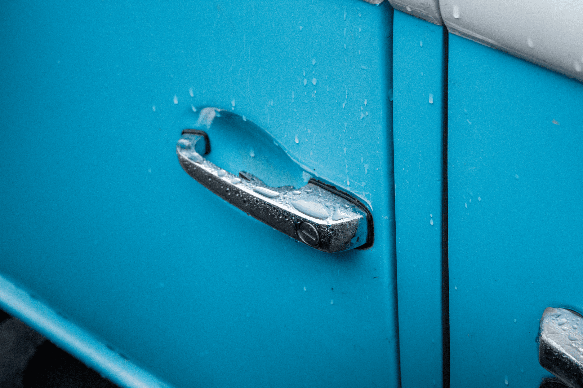 Porte de camping-car qui ne ferme pas bien à cause d'une serrure défectueuse