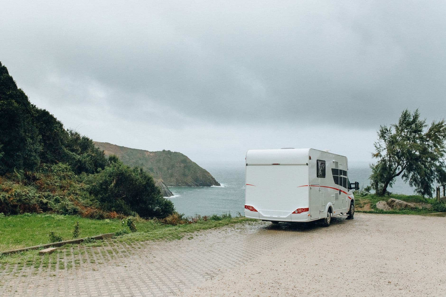 Een Challenger-achtige mobilhome onderweg, klaar voor overname door een opkoper.
