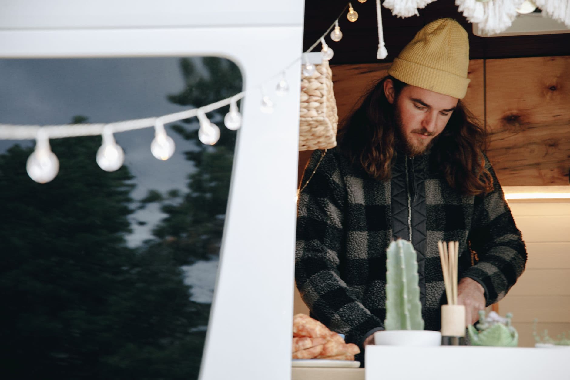 Technicus controleert de verwarming van een Hobby camper