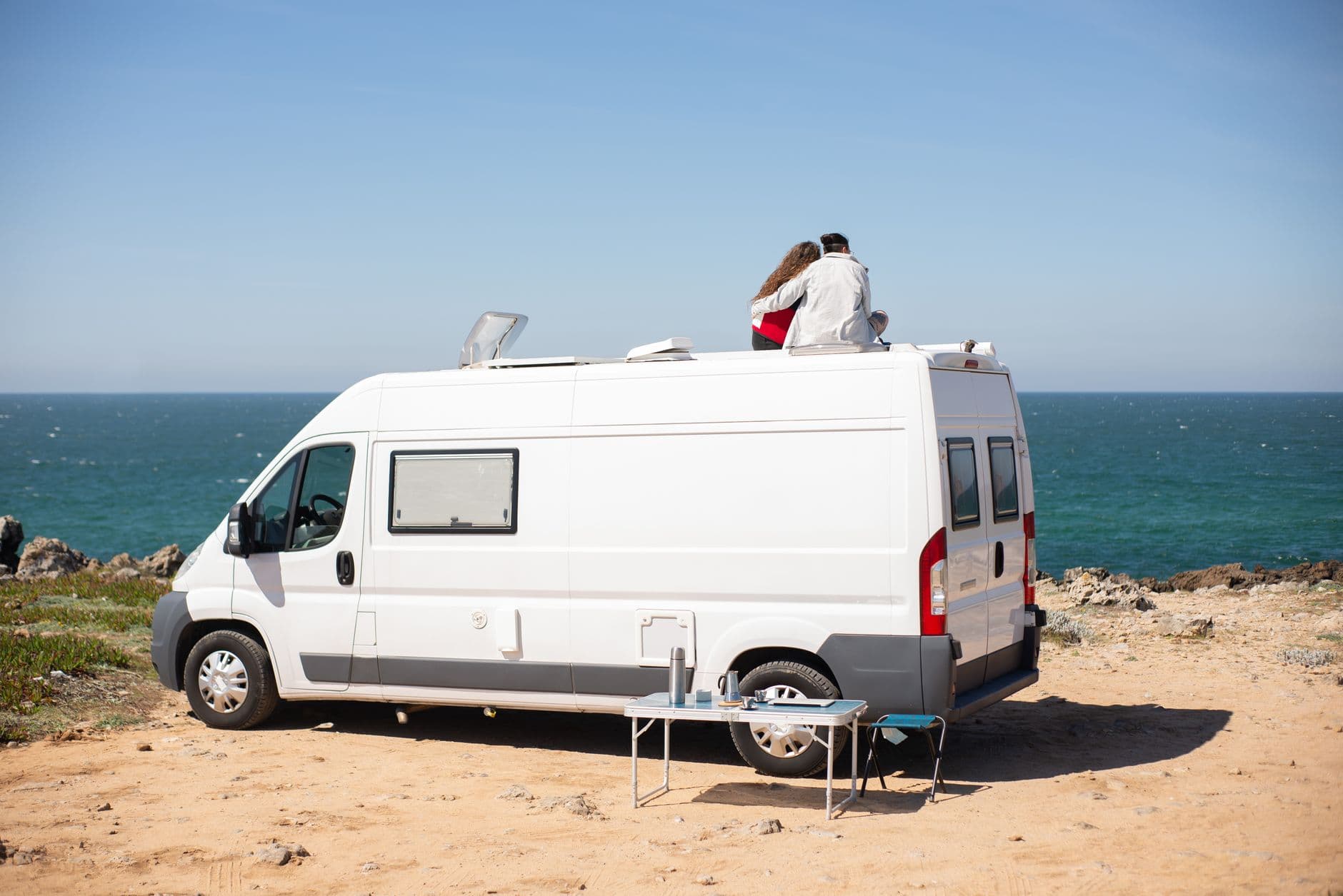 Hobby camper met vochtproblemen bij dakluik en raamrubbers