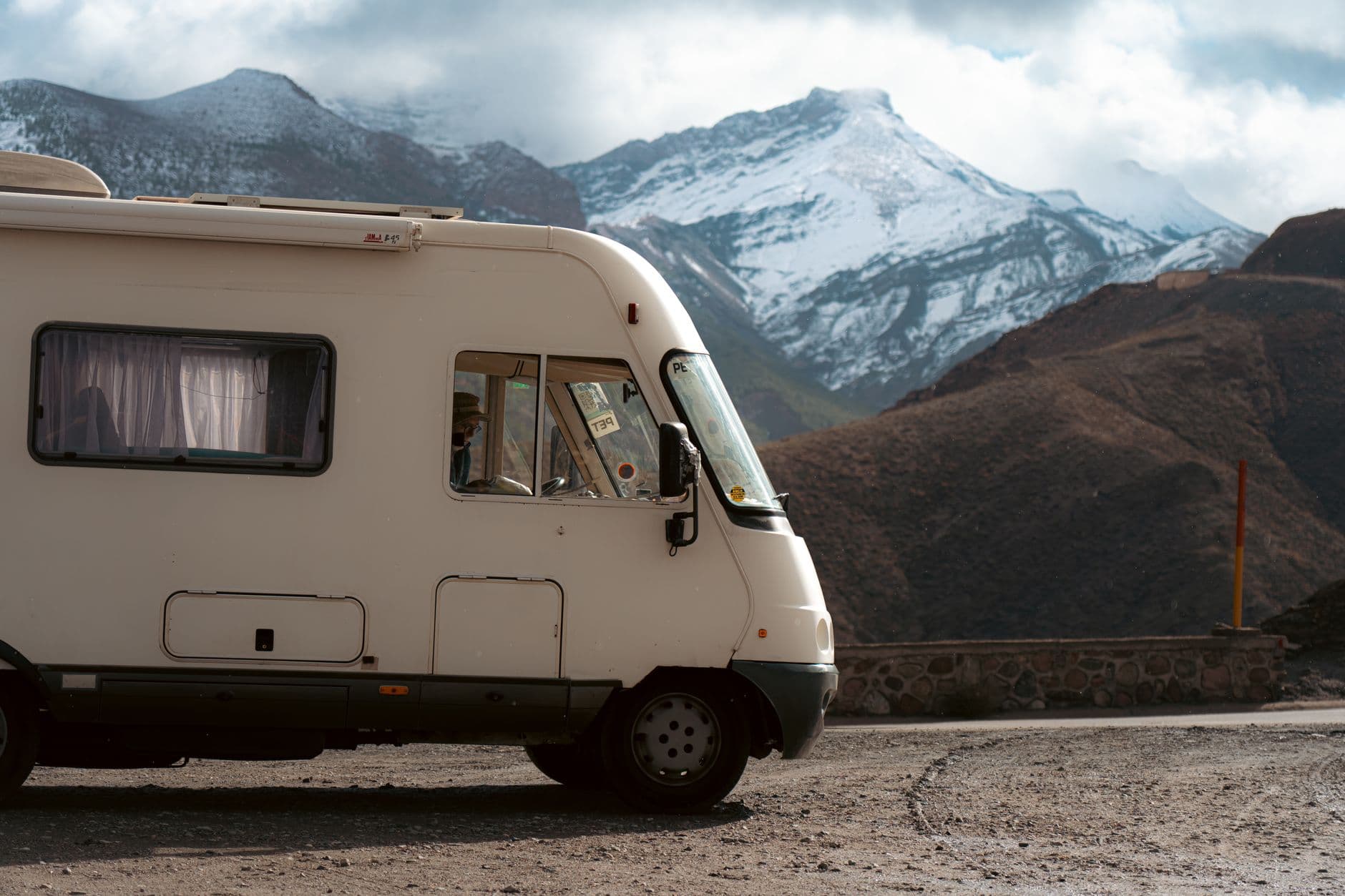Een Hymer-achtige mobilhome onderweg, klaar voor overname door een opkoper.