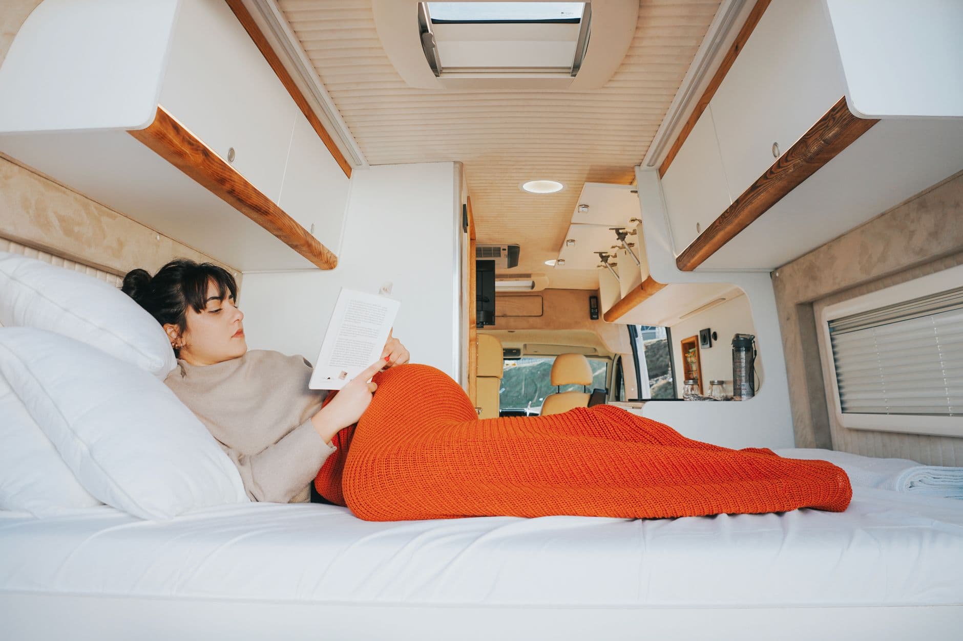 Interieur van een Laika camper met zicht op de verwarmingsbediening