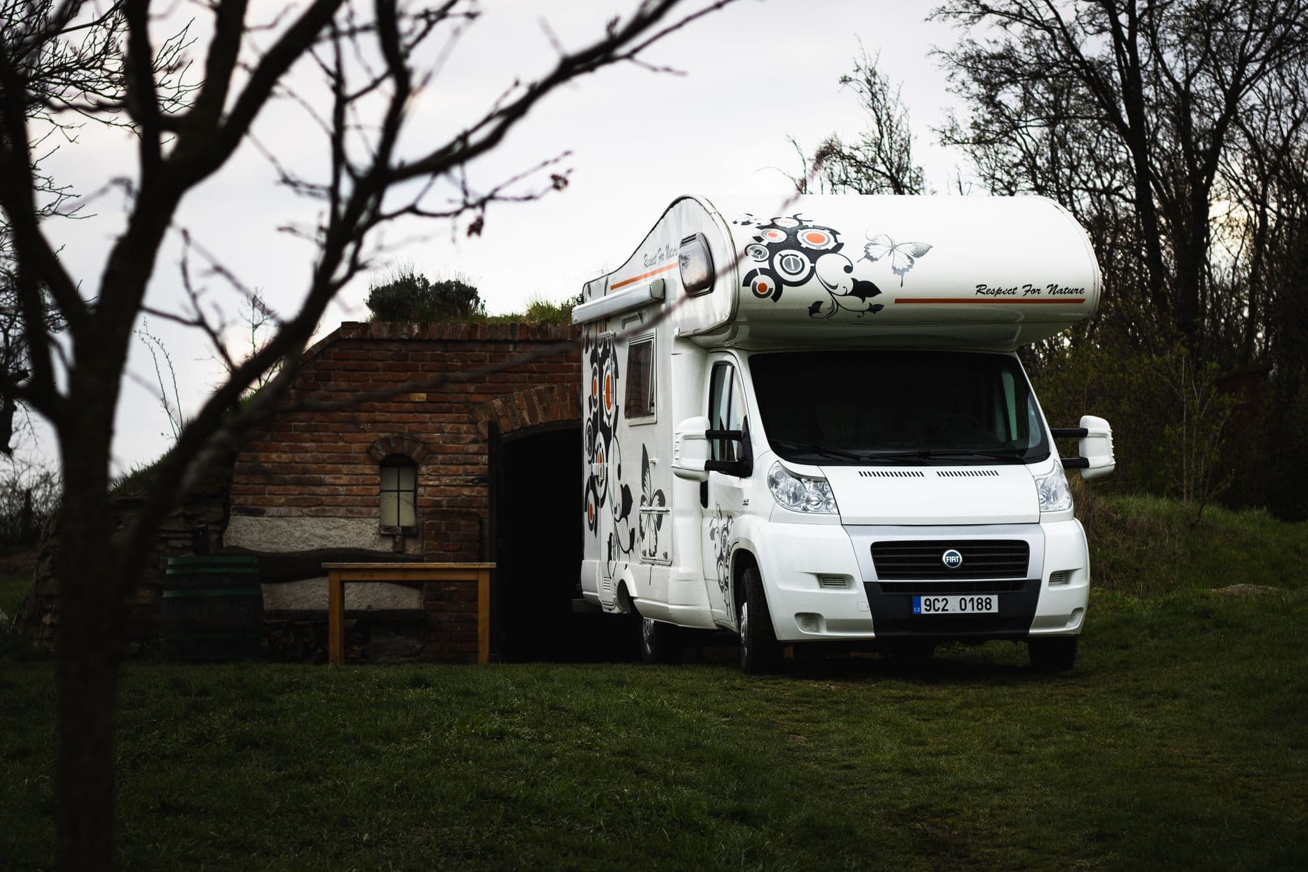 Een McLouis-achtige mobilhome onderweg, klaar voor overname door een opkoper.