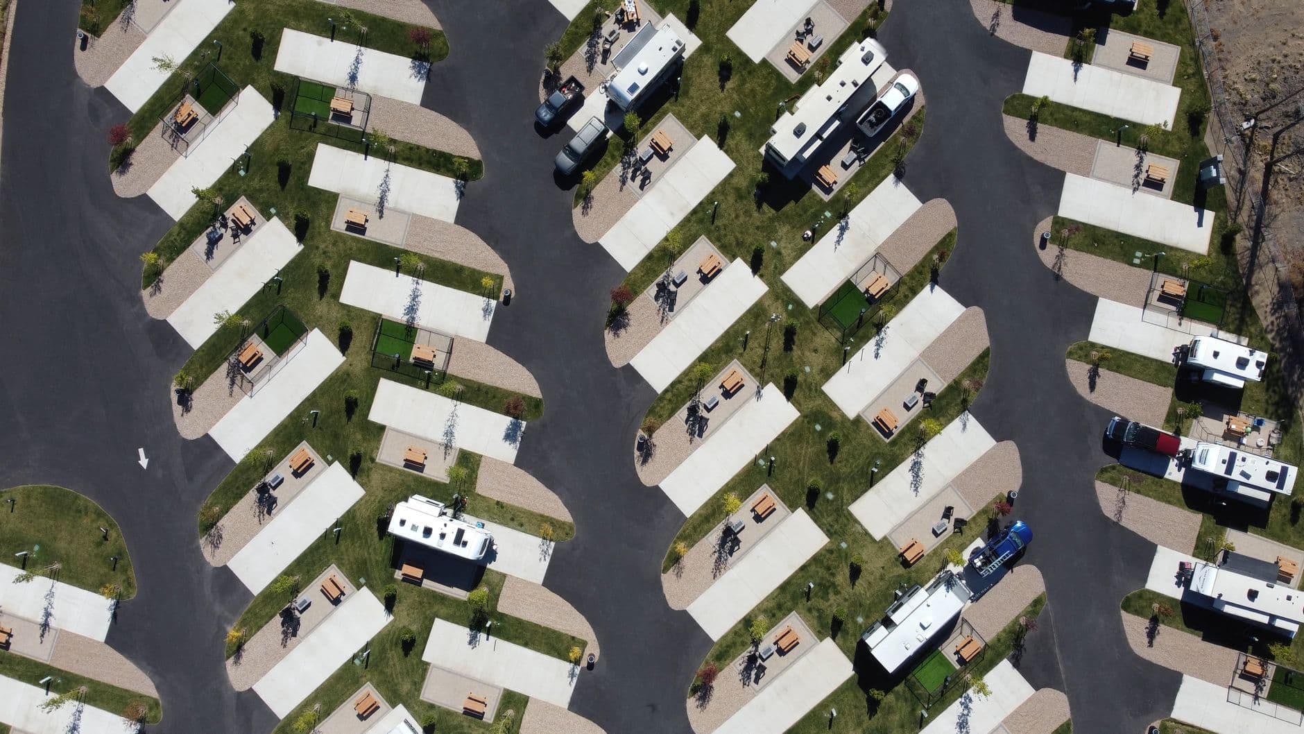 Een mobilhome staat op een oprit terwijl de eigenaar de verkoop afrondt met de opkoper.