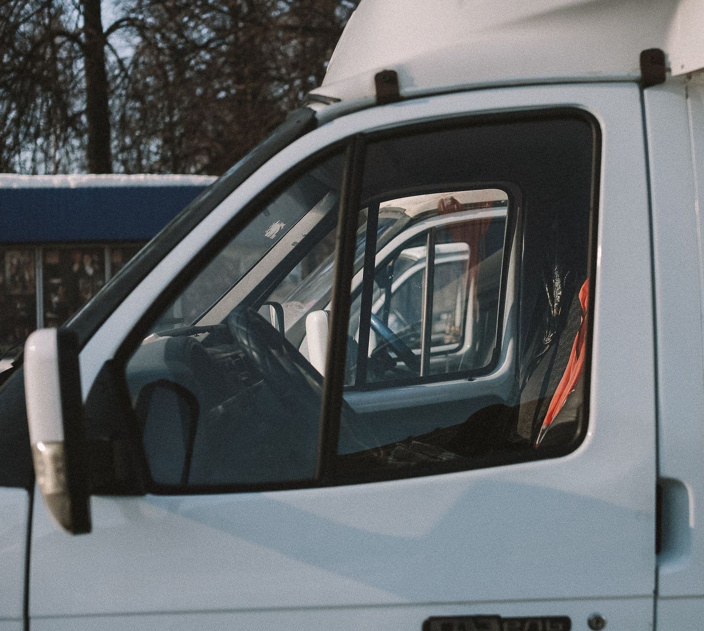 Een rij mobilhomes staat opgesteld bij een Belgische verdeler.