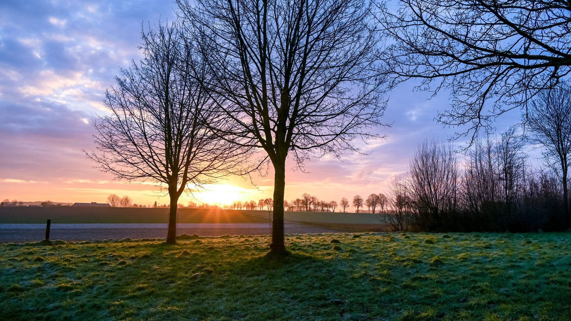 Een camper onderweg door de provincie Limburg.