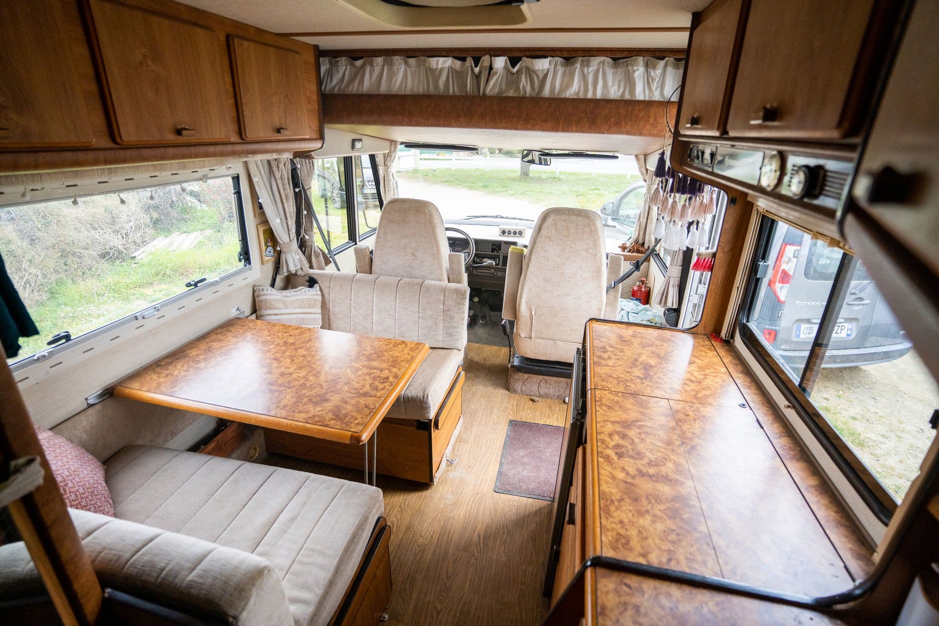 Een Rapido-achtige mobilhome onderweg, klaar voor overname door een opkoper.