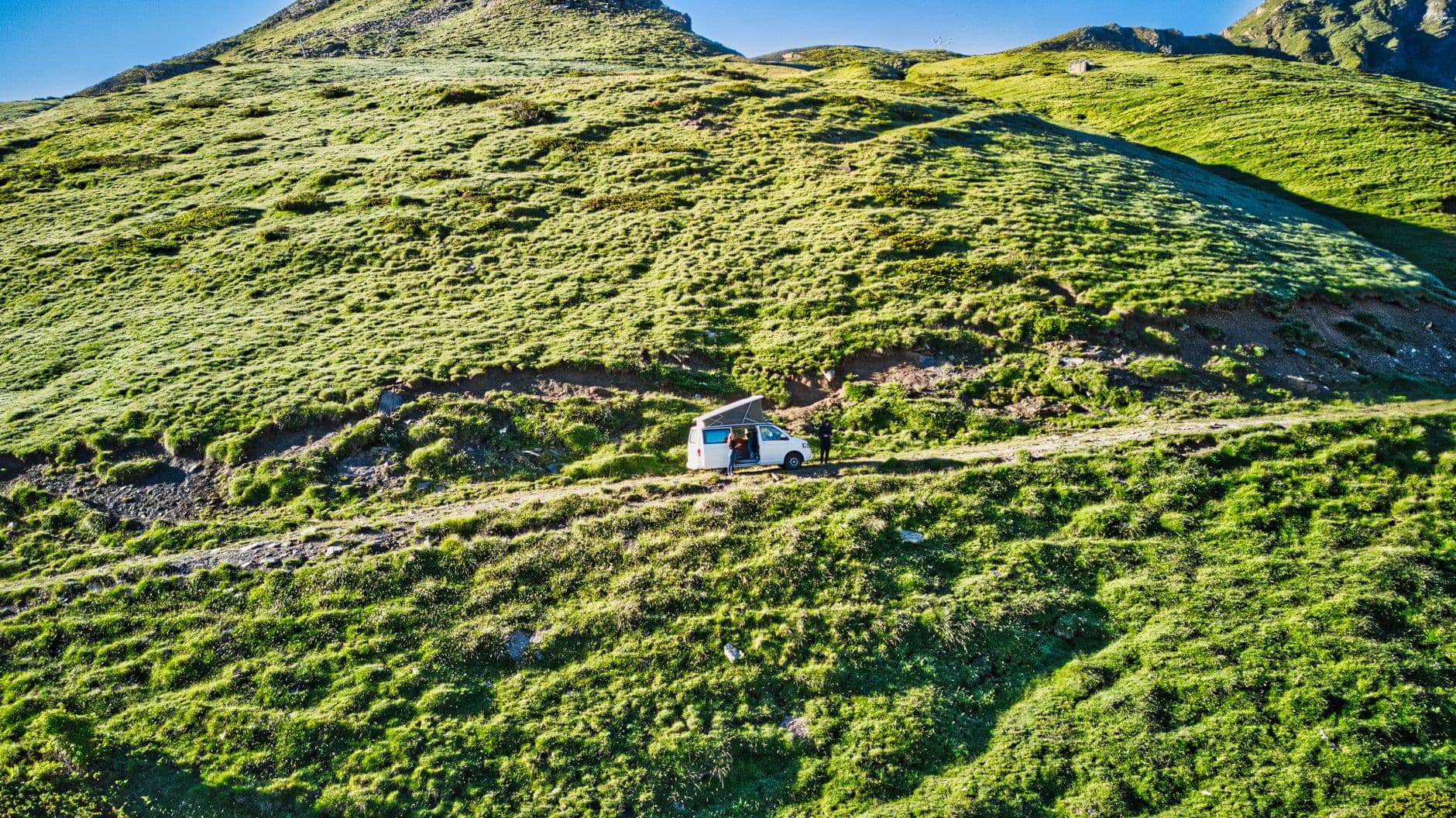 Un camping-car sur une route de campagne, prêt à changer de propriétaire.